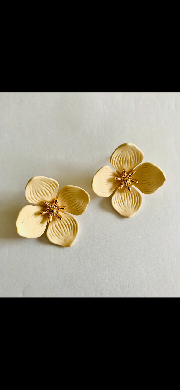 Beige bloom stud earrings