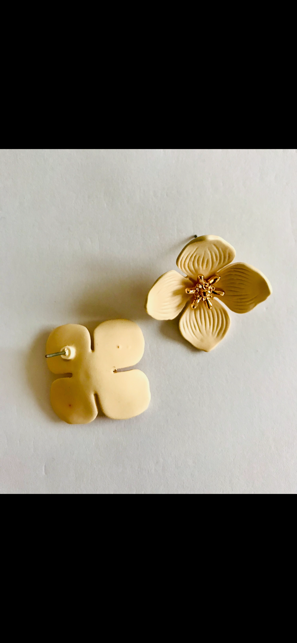 Beige bloom stud earrings