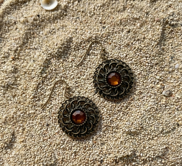 Cut-out Dangling Earring