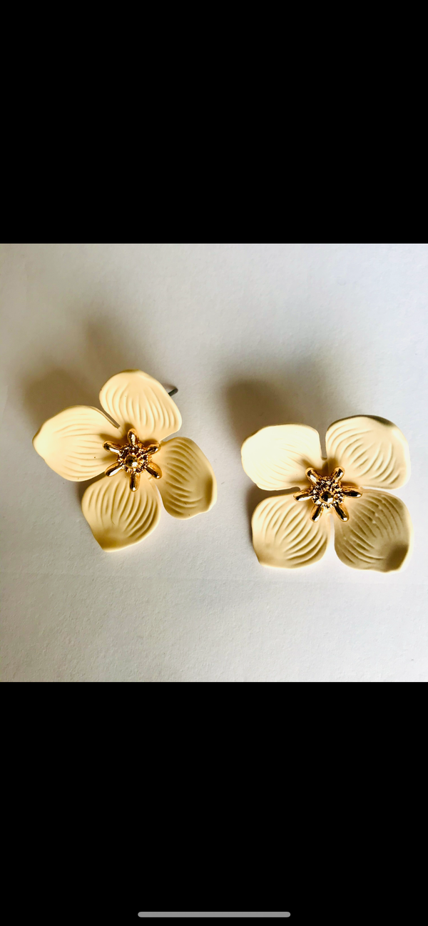 Beige bloom stud earrings