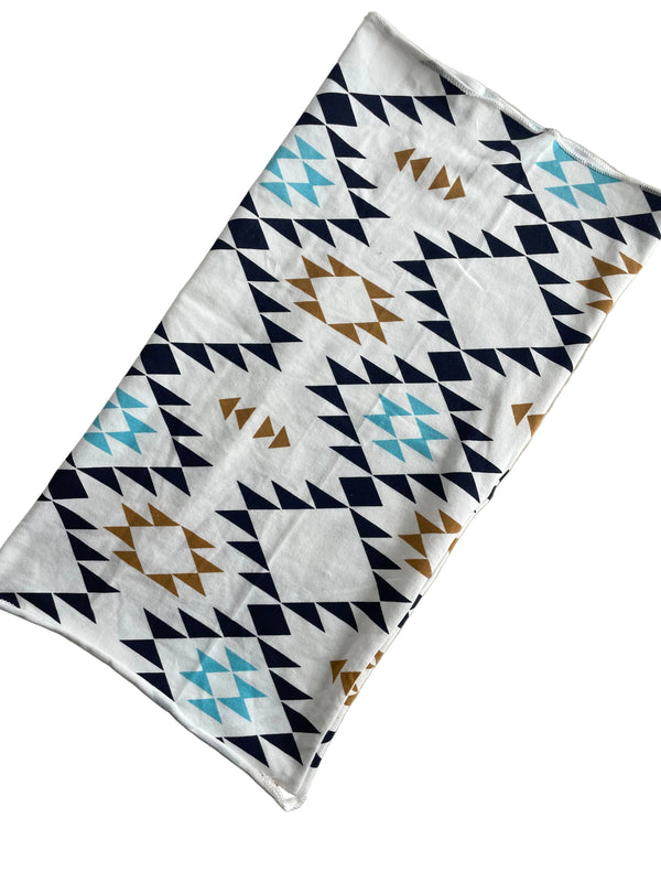Quilt with geometric pattern on a beige surface