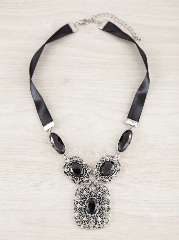 Elegant Vintage Black Gem Necklace
