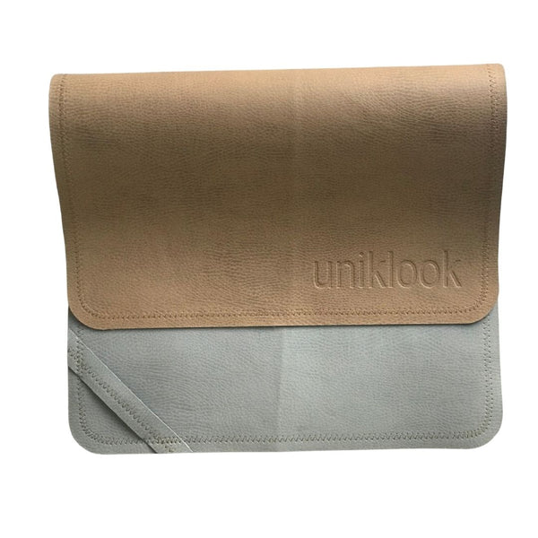 Le mini tapis à langer en cuir végan 14"x22" de coueleur tan + gris nuage