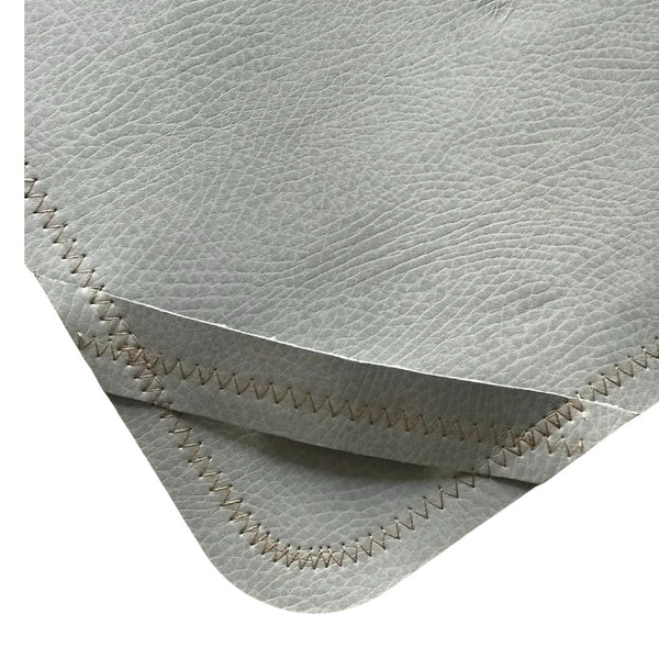 Le mini tapis à langer en cuir végan 14"x22" de coueleur tan + gris nuage